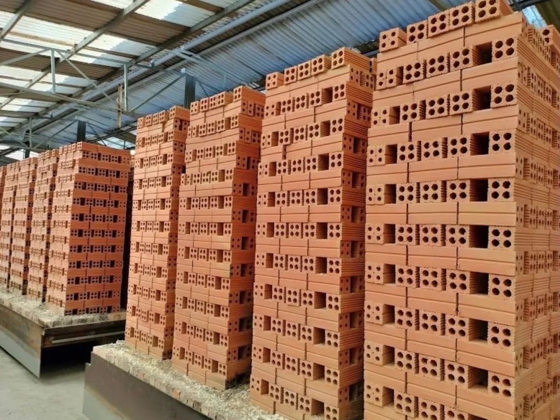 Gạch ống tuynel Rạng Đông xếp trên xe goòng tại nhà máy