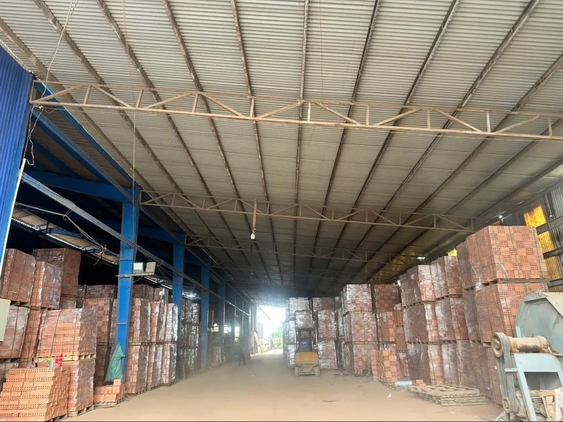 Kho gạch thành phẩm có mái che và xe nâng tại Nhà Máy Gạch Tuynel Rạng Đông